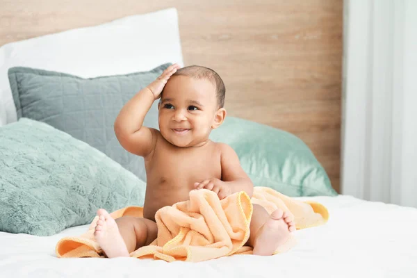 自宅でベッドの上に柔らかいタオルとかわいいアフリカ系アメリカ人の赤ちゃん — ストック写真