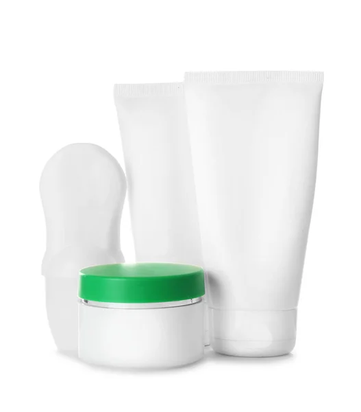 Produtos cosméticos diferentes no fundo branco — Fotografia de Stock