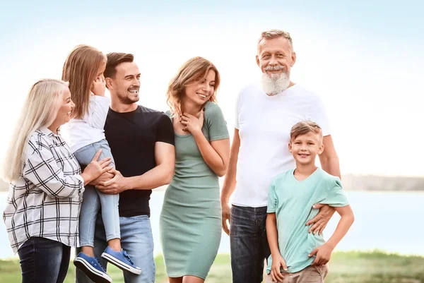 Ritratto di grande famiglia nel parco — Foto Stock