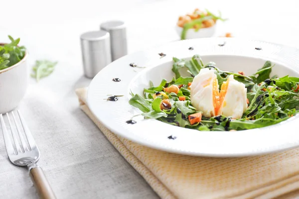 Teller mit leckerem Salat auf dem Tisch — Stockfoto