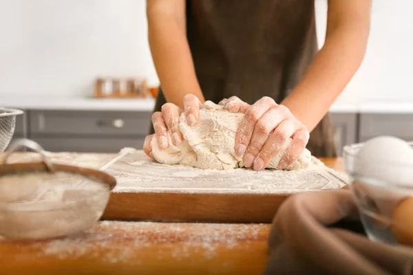 Mujer amasando harina en la cocina — Foto de Stock