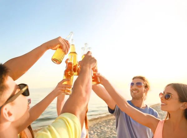 Amici che bevono birra sulla spiaggia di mare — Foto Stock