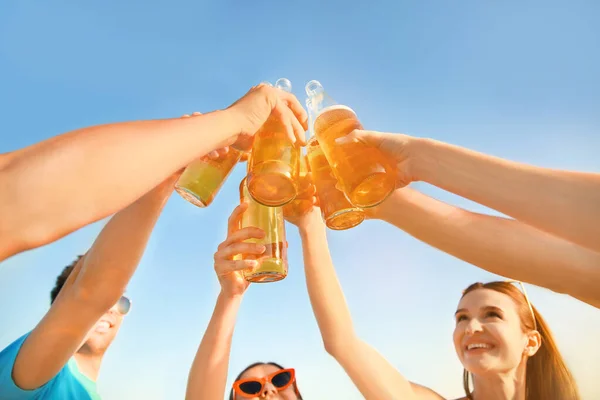 Amici felici che bevono birra all'aperto — Foto Stock
