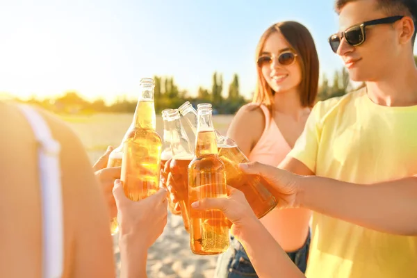 Amici che bevono birra sulla spiaggia di mare — Foto Stock