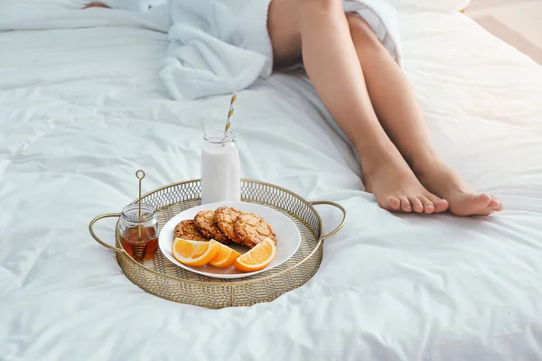 Young woman having breakfast in bed — Stock Photo, Image