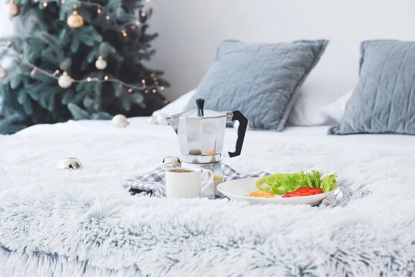 Bandeja con sabroso desayuno en el dormitorio en la víspera de Navidad — Foto de Stock