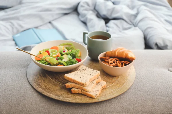 Bandeja con sabroso desayuno en el dormitorio — Foto de Stock