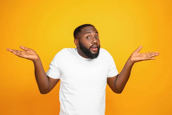 Helpless African-American man on color background — Stock Photo, Image