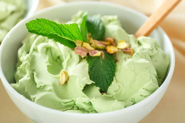 Cuenco con sabroso helado de pistacho, primer plano —  Fotos de Stock