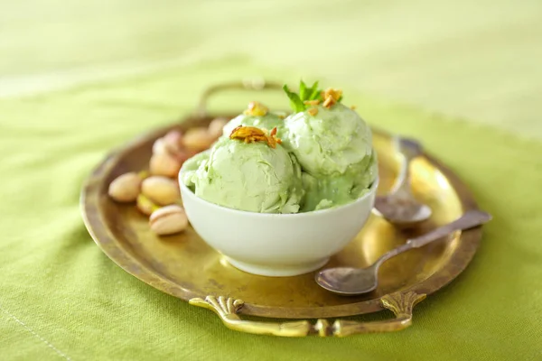 Bandeja con sabroso helado de pistacho en la mesa —  Fotos de Stock