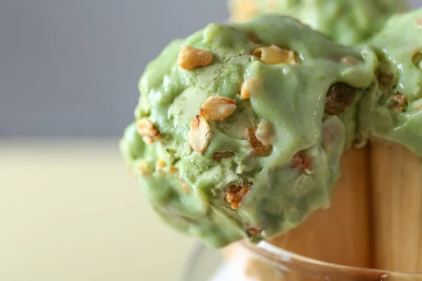 Conos de oblea con sabroso helado de pistacho, primer plano —  Fotos de Stock