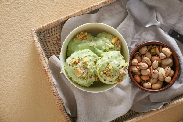 Bandeja con sabroso helado de pistacho sobre fondo de color —  Fotos de Stock