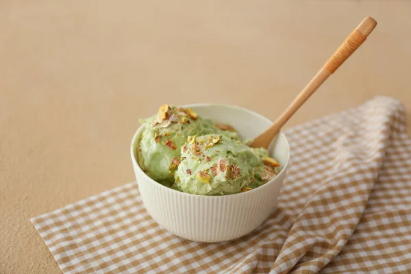 Cuenco con sabroso helado de pistacho en la mesa —  Fotos de Stock