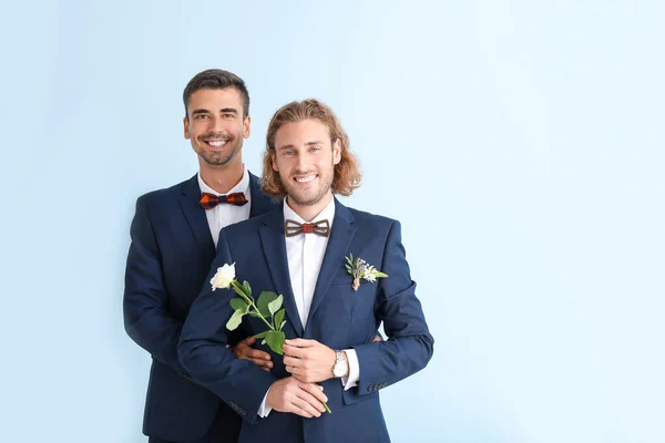 Portré boldog meleg pár az esküvő napján szemben színes háttér — Stock Fotó