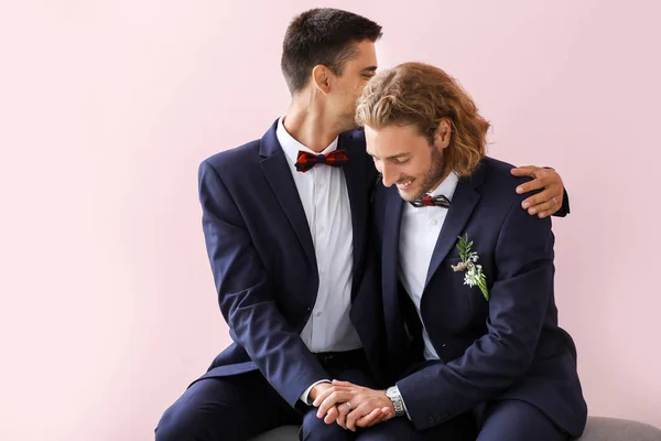 Πορτρέτο του ευτυχισμένου γκέι ζευγαριού την ημέρα του γάμου τους με φόντο το χρώμα — Φωτογραφία Αρχείου