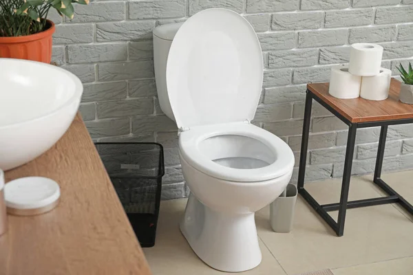 Bacia de vaso sanitário moderno no interior do banheiro — Fotografia de Stock