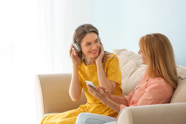 Χαρούμενη μητέρα και κόρη ακούγοντας μουσική στο σπίτι — Φωτογραφία Αρχείου