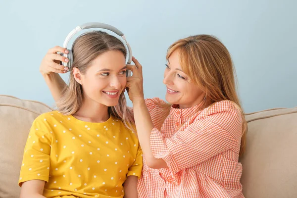 Feliz madre e hija escuchando música en casa — Foto de Stock