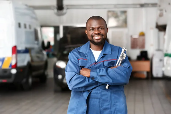 Mecánico afroamericano en centro de servicio de automóviles — Foto de Stock