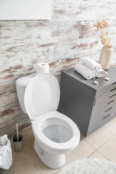 Mangkuk toilet bersih dengan gaya interior kamar kecil — Stok Foto