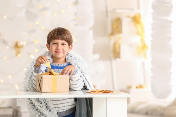 Cute little boy otwarcie prezentu świątecznego w domu — Zdjęcie stockowe