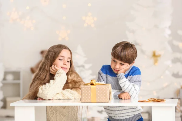 Lindos niños pequeños con regalo de Navidad en casa — Foto de Stock