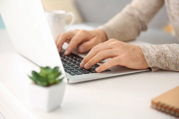 Homem trabalhando em laptop em casa, close-up — Fotografia de Stock