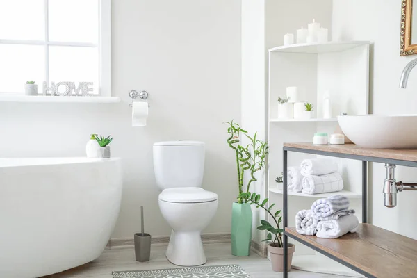 Інтер'єр чистої сучасної ванної кімнати — стокове фото
