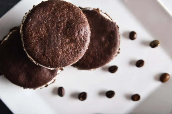 Tasty ice cream cookie sandwiches on plate, closeup — Stock Photo, Image