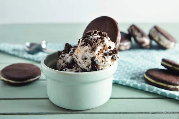 Skål med god glass och chokladkakor på bordet — Stockfoto