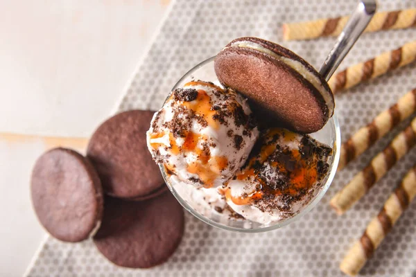 Bicchiere con gustoso gelato e biscotti al cioccolato sul tavolo, primo piano — Foto Stock