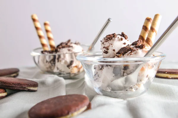 Cuenco con sabroso helado y galletas de chocolate en la mesa — Foto de Stock