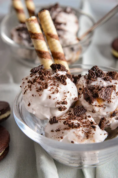 Bol avec crème glacée savoureuse sur la table — Photo