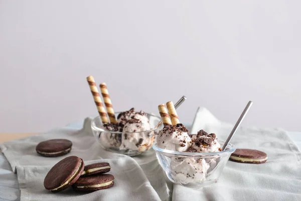 おいしいアイスクリームとチョコレートクッキーをテーブルの上にボウル — ストック写真