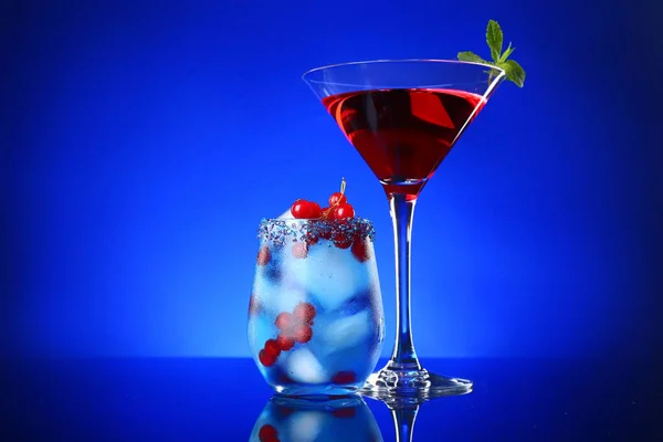 Diversi cocktail gustosi su sfondo di colore scuro — Foto Stock