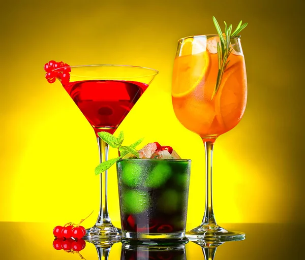 Verschiedene leckere Cocktails auf dunklem Hintergrund — Stockfoto