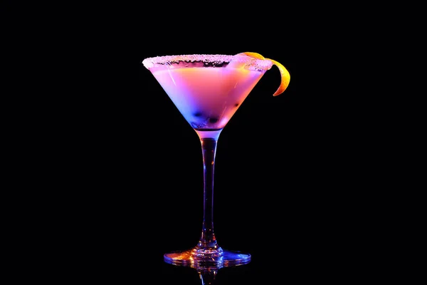 Bicchiere di cocktail saporito su sfondo scuro — Foto Stock