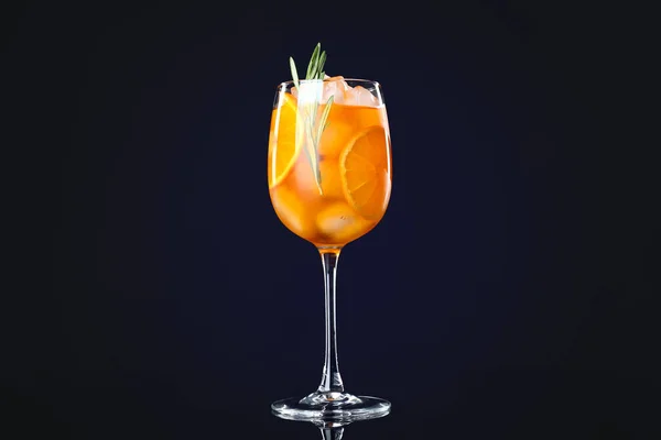 Bicchiere di cocktail saporito su sfondo scuro — Foto Stock