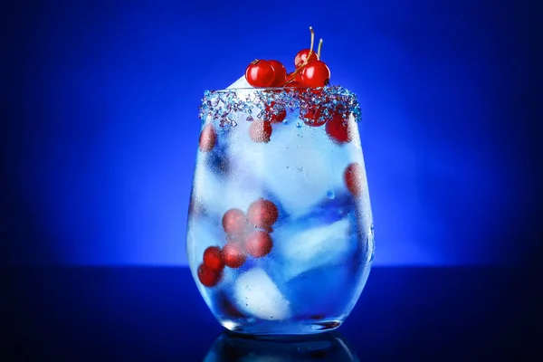 Glass of tasty cocktail on dark color background — Stock Photo, Image