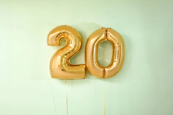Figur 20 gjord av ballonger på färg bakgrund — Stockfoto