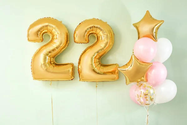 Figure 22 and different balloons on color background — Stock Photo, Image