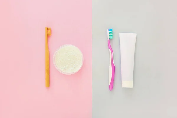 Zubní prášek, kartáče a pasta na barevném pozadí — Stock fotografie