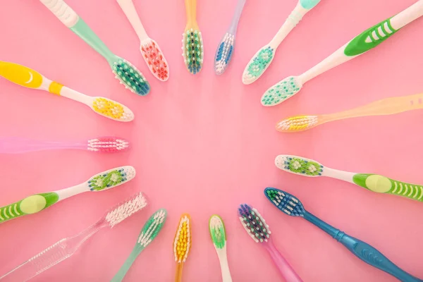 Много различных зубных щёток на цветном фоне — стоковое фото