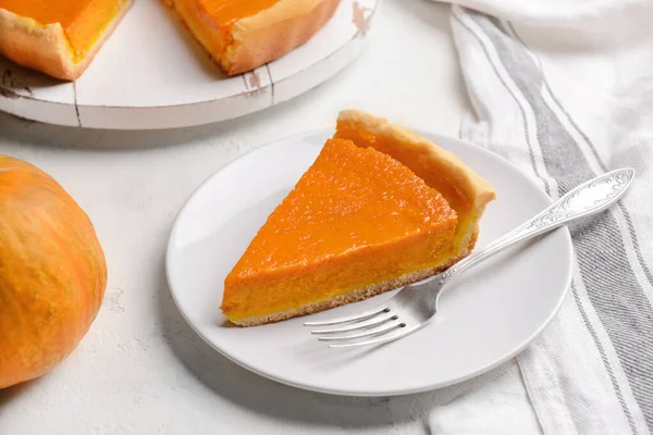 Plate with piece of tasty pumpkin pie on table — Stock Photo, Image
