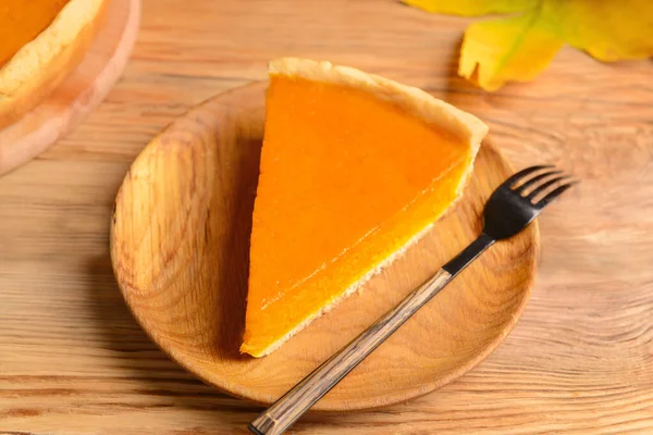 Plate with piece of tasty pumpkin pie on table — Stock Photo, Image