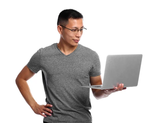 Muž asijské programátor s notebookem na bílém pozadí — Stock fotografie