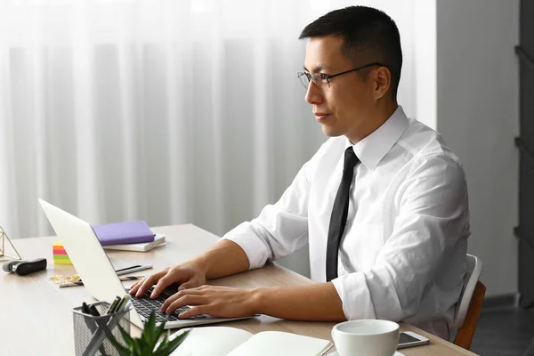 Azjatycki biznesmen pracuje na laptopie w biurze — Zdjęcie stockowe