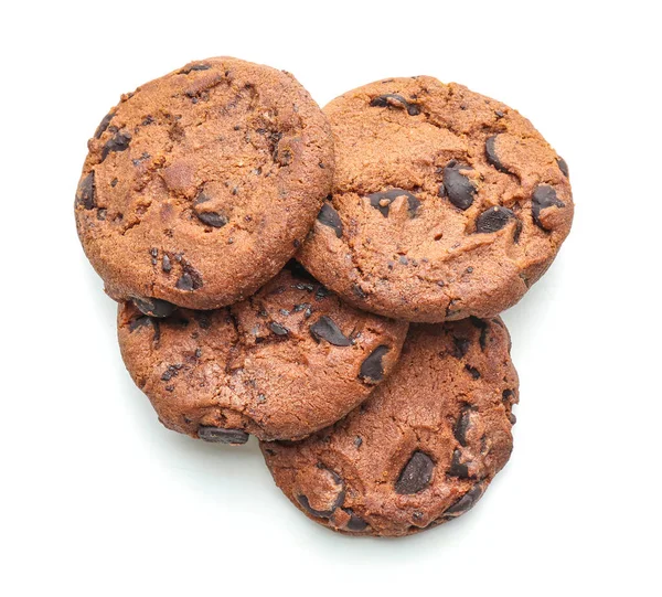 Biscuits savoureux avec des pépites de chocolat sur fond blanc — Photo