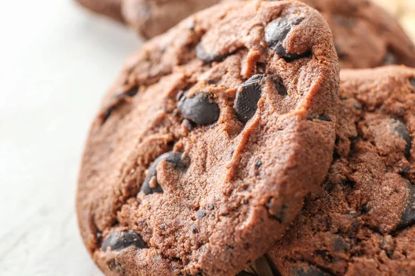 テーブルの上でおいしいチョコレートクッキー、クローズアップ — ストック写真