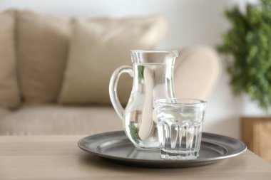 Odadaki masada bir bardak temiz su var.